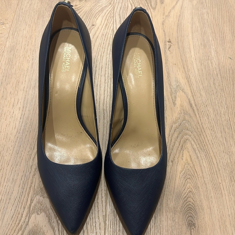 Micheal kors saffiano leather navy pump heel size 8.5 2 inch heel